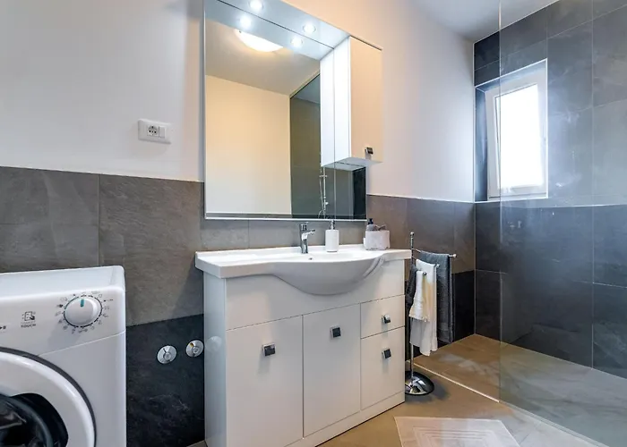 Baricevic - Two Bedroom With Balcony דירה