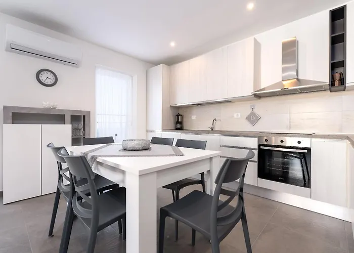 Baricevic - Two Bedroom With Balcony * אופטיה